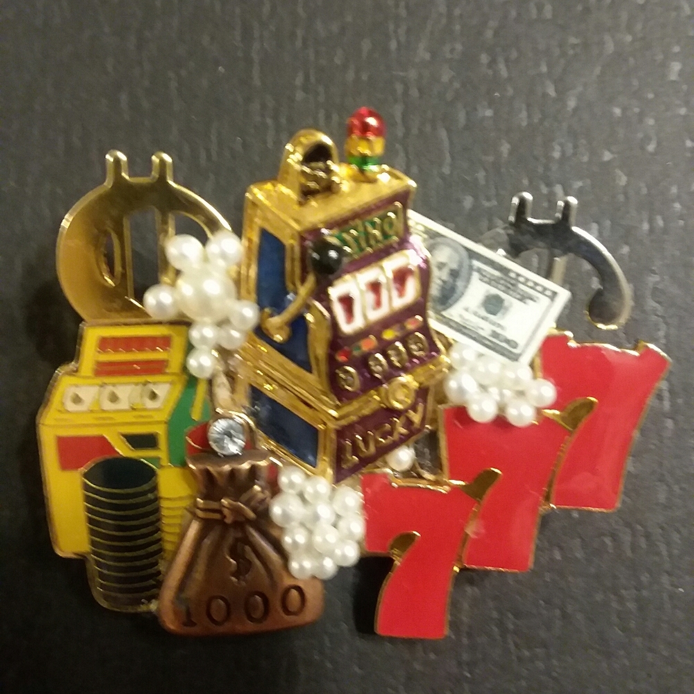 Lucky 7s pin
